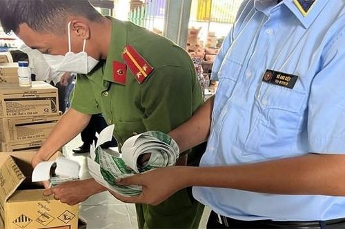 Phát hiện gần 1.000 chai thuốc bảo vệ thực vật không rõ nguồn gốc