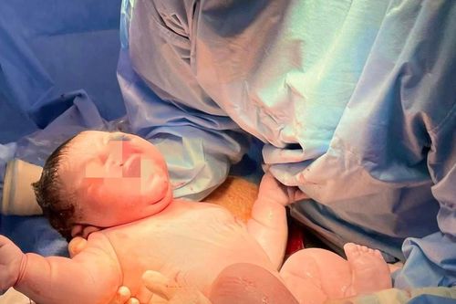 Bé trai mới chào đời nặng gần 6kg