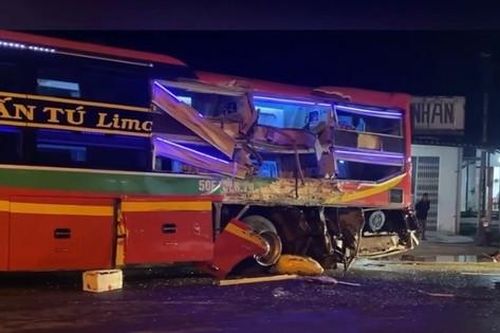 Quảng Ngãi: Xe khách giường nằm va chạm xe tải, 4 người thương vong