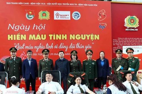 Cán bộ, chiến sĩ công an tham gia hiến máu phát động Tháng Thanh niên 2023