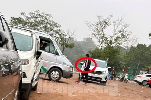 Hết phép nhưng bãi trông xe 'chặt chém' ở Phủ Tây Hồ vẫn hoạt động