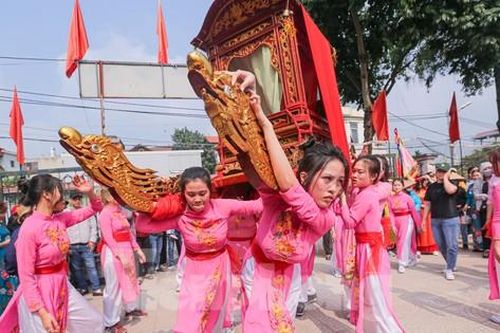 Độc đáo trinh nữ rước kiệu xoay, xin nước ở giữa sông Hồng