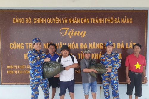 Vùng 4 Hải quân hỗ trợ lương thực, thực phẩm, nước ngọt cho ngư dân ở Trường Sa