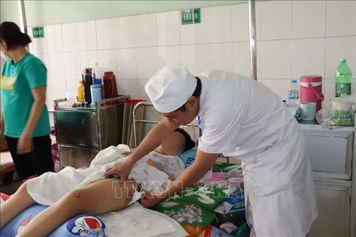 Mổ đóng đinh hai chân cùng lúc cho bệnh nhân đa chấn thương nặng