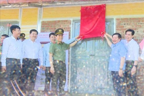 Hỗ trợ đồng bào vùng biên xây dựng nhà và tạo sinh kế