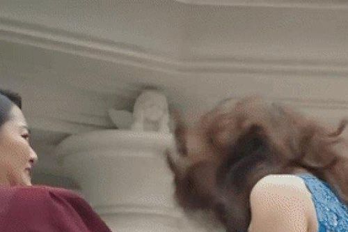 Vợ cả ra tay trừng trị 'bồ nhí' của ông trùm, thẳng tay cho 4 bạt tai đau điếng
