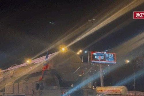 Đoàn xe tên lửa đạn đạo liên lục địa Nga lăn bánh trên đường phố Moscow
