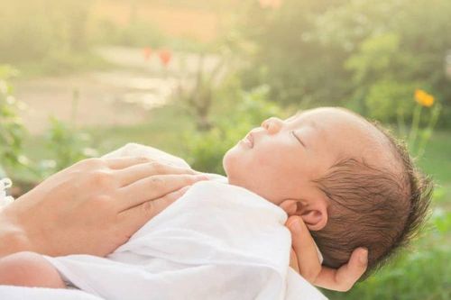 Thận trọng khi tắm nắng cho trẻ
