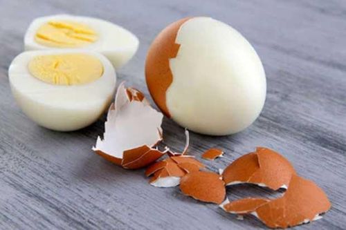 Luộc trứng rất kỵ hành động này, nhiều người Việt không biết vẫn vô tư đưa mầm bệnh vào người