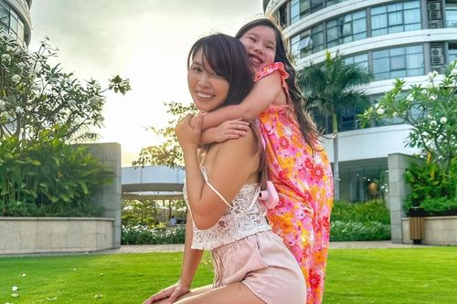 Siêu mẫu Hà Anh giật mình ứa nước mắt trước câu hỏi của con gái