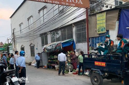 Phường Tân Phong ra quân lập lại trật tự lòng, lề đường