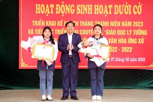 Tặng Bằng khen cho 2 học sinh nhặt được tiền trả lại người đánh rơi