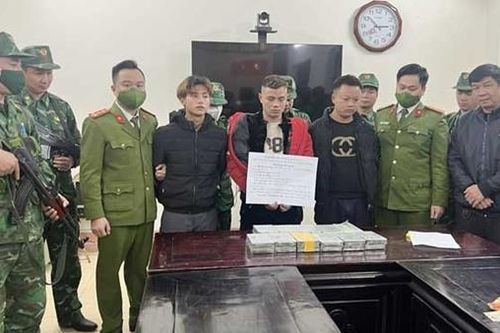 Kiểm tra 3 người đi xe máy 'du lịch Sapa', lộ 22 bánh heroin
