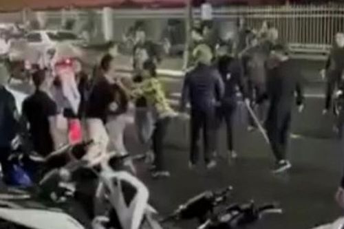 Mâu thuẫn trong quán bar, 2 nhóm thanh niên kéo nhau ra đường ẩu đả