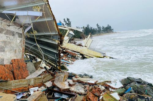 Cận cảnh sóng đánh sập nhà cửa, 'nuốt chửng' bờ biển ở Hội An