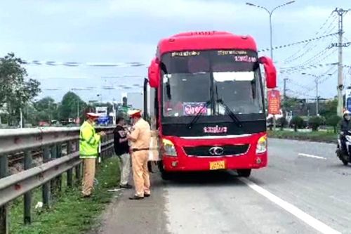 Xe giường nằm '3 không' liều lĩnh chở khách Bắc-Nam