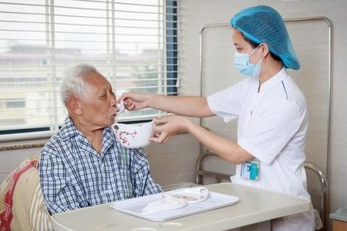 Viêm phổi ở người cao tuổi: Chăm sóc tại nhà đúng cách