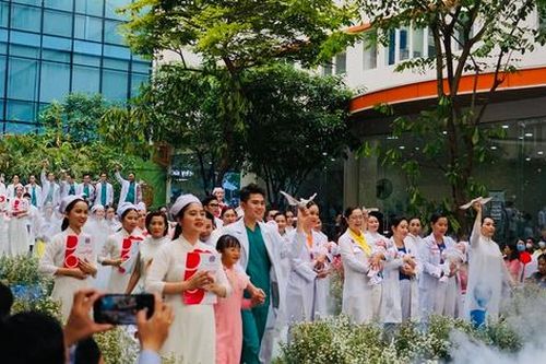 Hơn 100 y bác sĩ hóa thân thành người mẫu, ca sĩ trong chương trình 'Mầm sống'