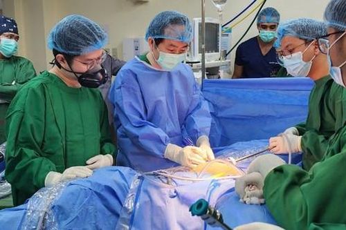 Bác sĩ Việt chuyển giao phẫu thuật robot tại Philippines