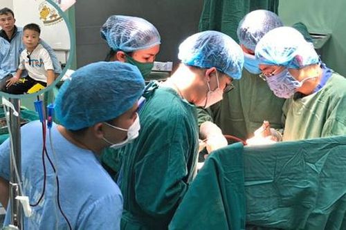 Báo động đỏ toàn viện cứu sống bệnh nhi vỡ phổi