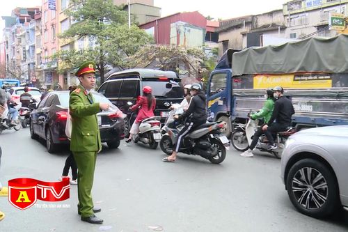Tổ chức giao thông gầm cầu Vĩnh Tuy lộ diện bất cập