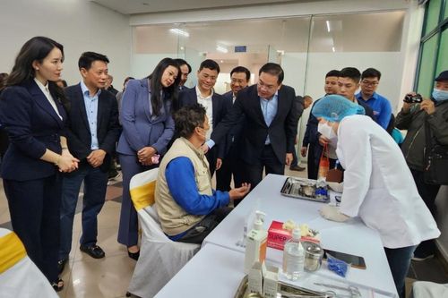 Quận Tây Hồ khám chữa bệnh, tặng quà cho 400 hộ cận nghèo và đối tượng chính sách