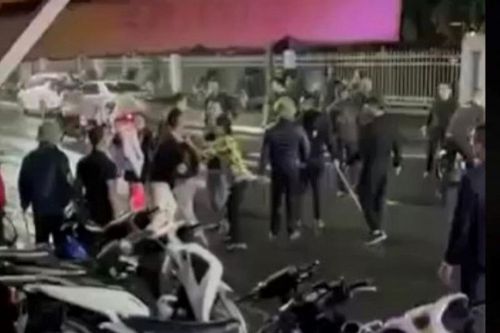 Mâu thuẫn trong quán bar, 2 nhóm thanh niên kéo nhau ra đường ẩu đả