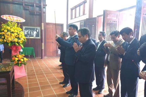 Dâng hương kỷ niệm 117 năm Ngày sinh Thủ tướng Phạm Văn Đồng