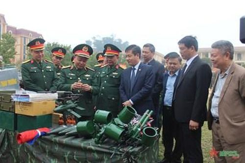 Kết hợp chặt chẽ giữa huấn luyện với giáo dục chính trị