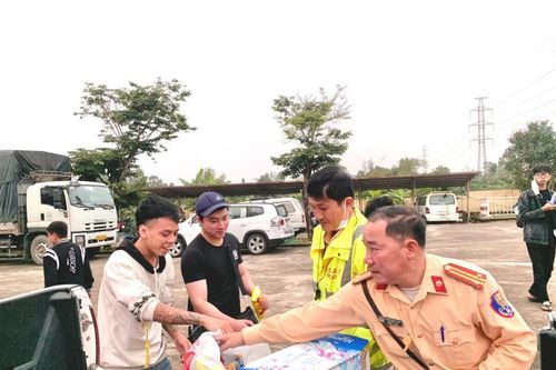 Nghi làm giả tem kiểm định, một xe khách bị tạm giữ để điều tra