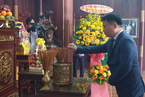Dâng hương kỷ niệm 117 năm ngày sinh cố Thủ tướng Phạm Văn Đồng