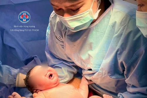 Bé trai nặng gần 5,8 kg chào đời tại TPHCM