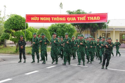 Hơn 400 cán bộ, chiến sĩ tham gia Ngày chạy thể thao quân sự