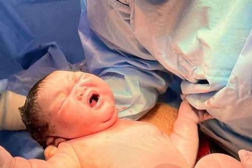 Bé trai vừa chào đời nặng 5,8 kg ở TPHCM