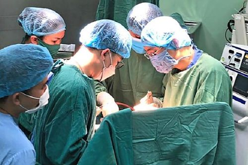 Bé trai bị tường đè vỡ phổi, gãy nhiều xương