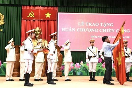 Trao thưởng cho tập thể, cá nhân có thành tích đặc biệt phá đường dây buôn lậu xăng dầu