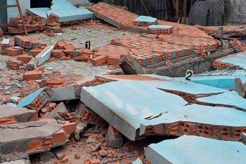 Nghệ An: Bé trai 8 tuổi bị tường đổ sập đè trúng ngực gây vỡ phổi