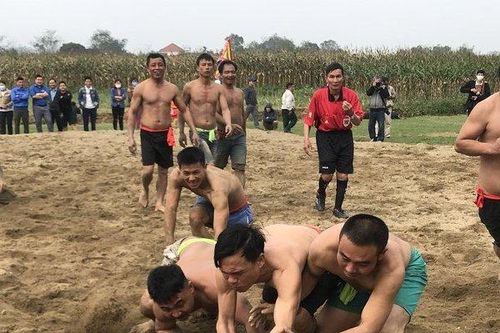 Kịch tính những pha tranh quả cù nặng cả yến của trai làng lực lưỡng