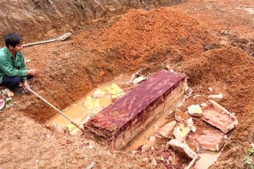 Đào móng xây nhà, cỗ quan tài lạ dần lộ ra khiến người dân hãi hùng