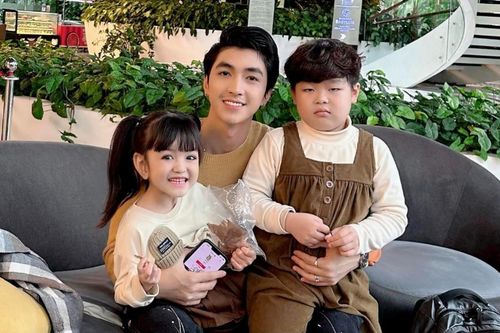 Mẹ nữ nhí 'Đừng làm mẹ cáu' tiết lộ tính cách của con gái đằng sau ống kính