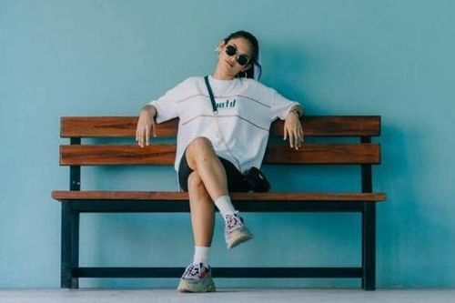 Bác sĩ nhắc nhở 3 tư thế ngồi gây hại cho cột sống