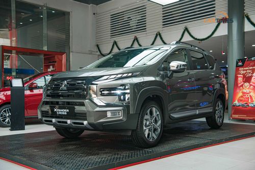 Cận cảnh Mitsubishi Xpander Cross 2023 tại đại lý: nâng cấp trang bị, giá tăng nhẹ