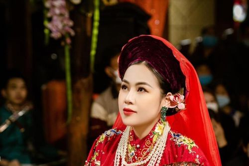 Cô đồng Đặng Thiên Hương công đức xây dựng Lầu Sơn Trang - Chầu Lục