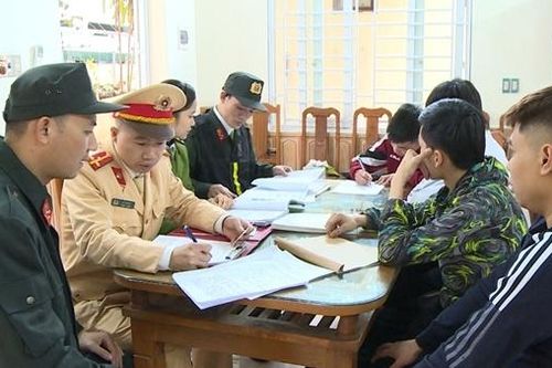 Xử phạt nhóm thanh niên đầu trần 'dạo phố'