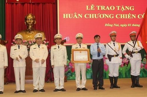Nhiều tập thể, cá nhân tham gia triệt phá đường dây buôn lậu 200 triệu lít xăng được tặng Huân chương chiến công