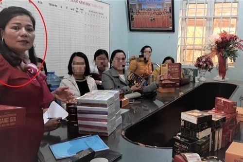 Mượn cớ tặng quà cho học sinh để… bán hàng 'lạ' cho giáo viên!