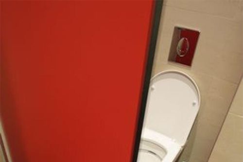 Nhân viên dọn vệ sinh đổi đời vì tìm được 1,4 tỷ bỏ quên trong toilet
