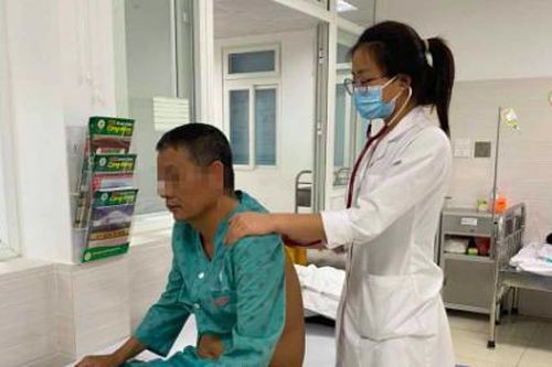 Bệnh thủy đậu ở người lớn: Bác sĩ lưu ý những biến chứng viêm phổi, viêm não