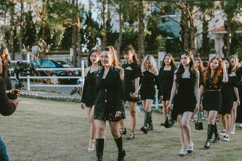 Tài năng, xinh đẹp và câu chuyện truyền cảm hứng nghề của cô gái trẻ phố sương mù