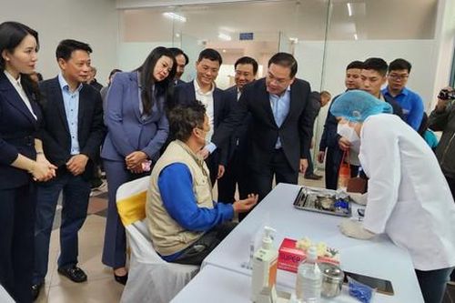 400 người hộ cận nghèo, đối tượng bảo trợ xã hội quận Tây Hồ được khám sức khỏe miễn phí